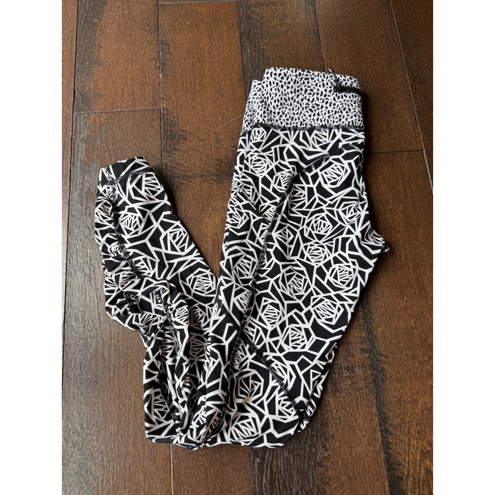 Lululemon Tight Stuff Tight II 25 Geometric Rose Black White Leggings Size 4